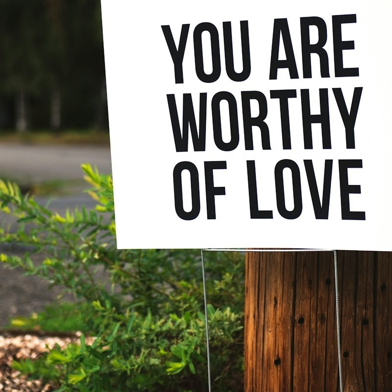 schild-am-baum-mit-text-you-are-worthy-of-love