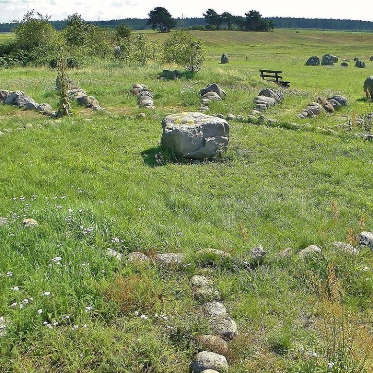 steine-liegen-auf-feld-in-kreisform