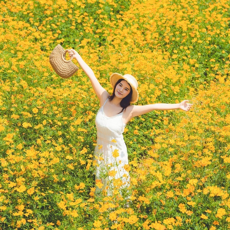 frau-in-blumenfeld
