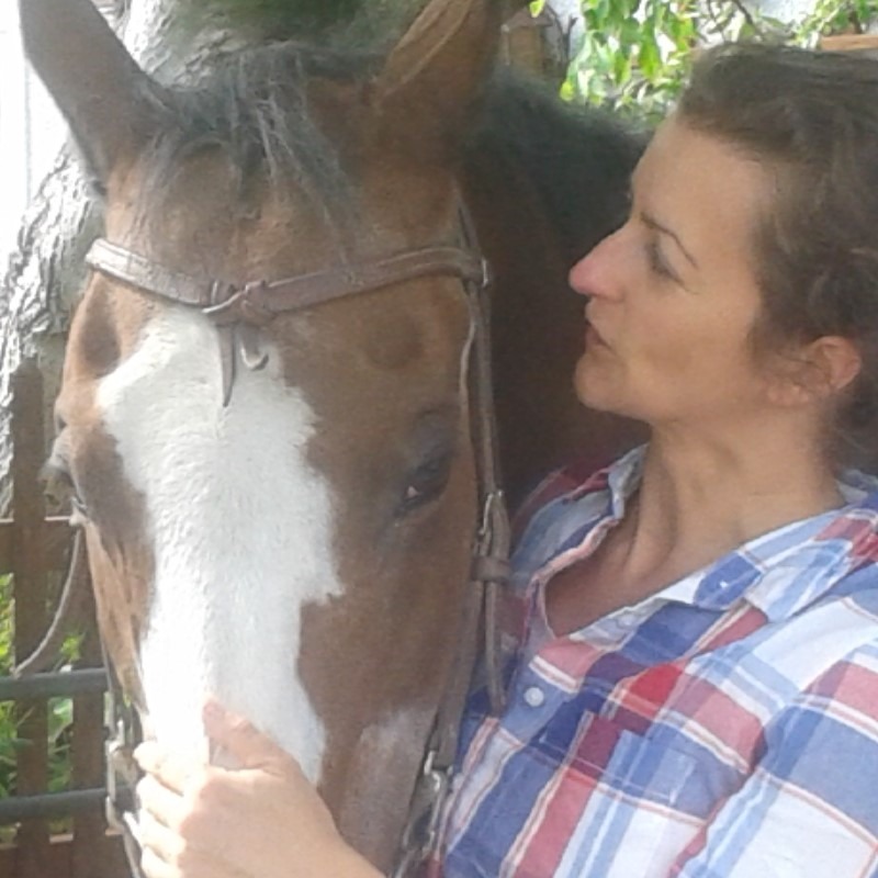 Beatrix umarmt ihr geliebtes Pferd voller Dankbarkeit und Vertrauen