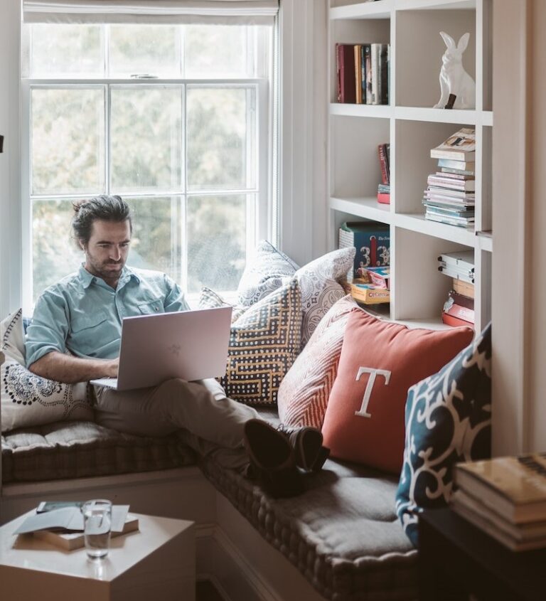 mann-mit-laptop-auf-couch