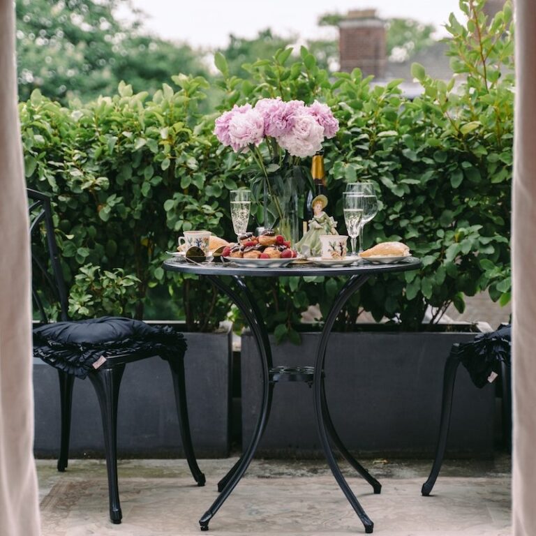 blick-auf-eine-schoen-dekorierte-terrasse-im-gruenen