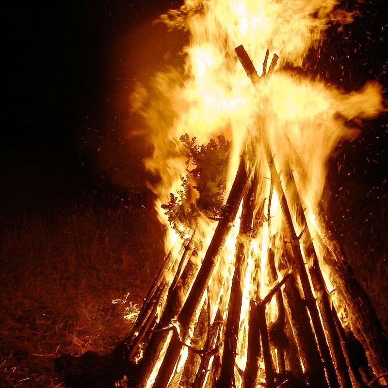 sommersonnwend-feuer