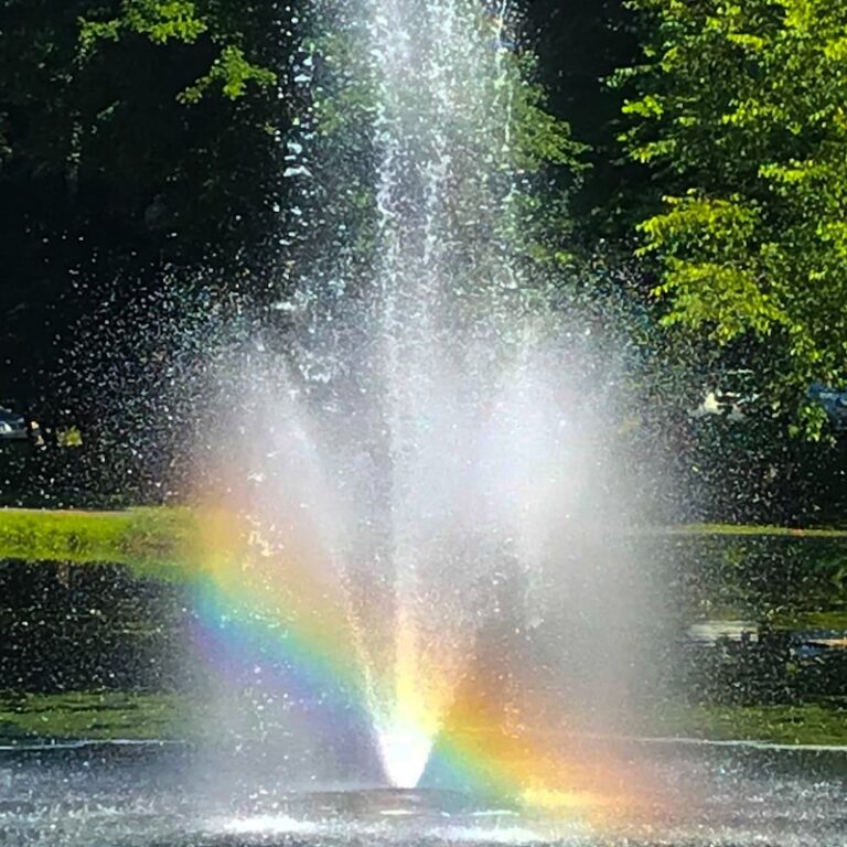 wasserfontaine-mit-regenbogenlicht