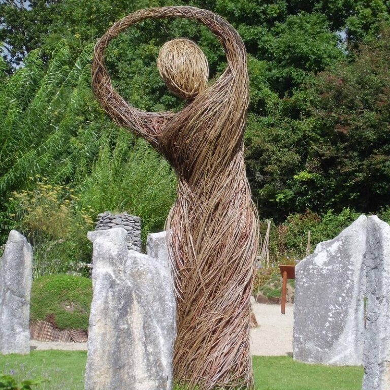 strohfigur-im-steinkreis